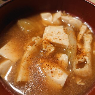 豆腐油揚げと長ネギのお味噌汁。一味唐辛子トッピング